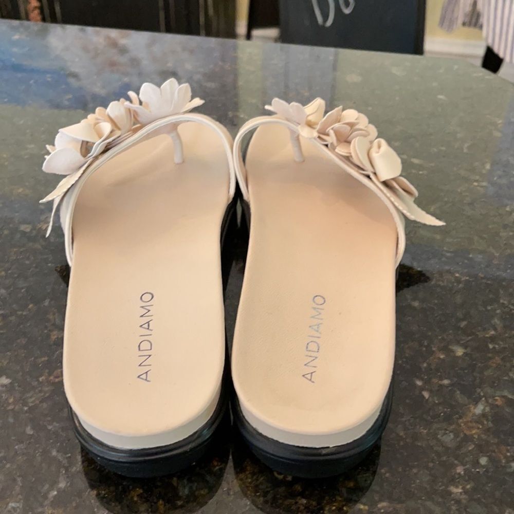 Andiamo Sz 8 Floral *Camellia* Style Appliqué Sandals EUC - Picture 3 of 5